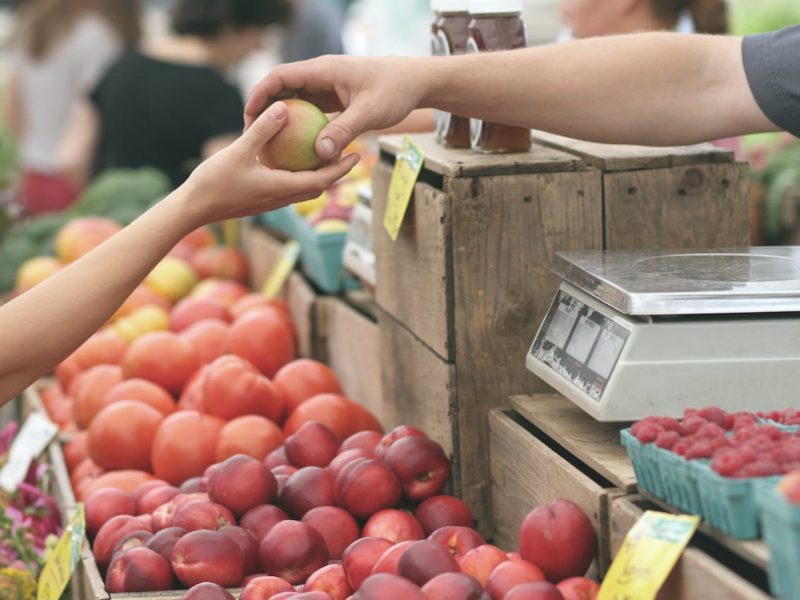 Personne achetant des fruits au marché du Cap Ferret